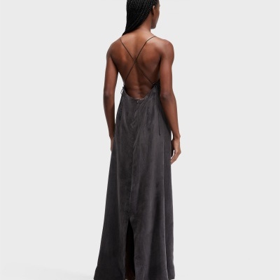 Vestido longo cinza escuro com alças cruzadas e fenda nas costas