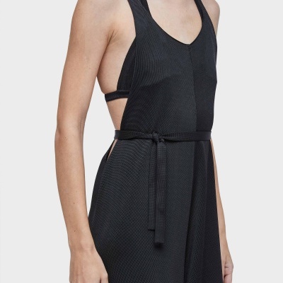 Vestido preto feminino com alças duplas e cinto fino