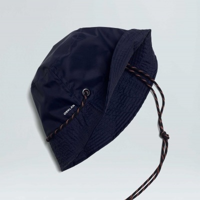 Chapéu azul escuro com cordão ajustável e etiqueta OAKLEY