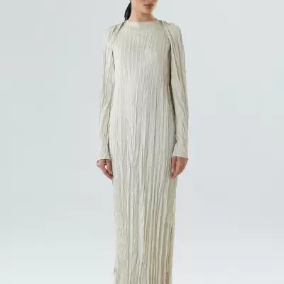 Vestido comprido creme texturizado com riscas verticais e mangas compridas