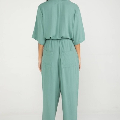 Macacão feminino verde água visto de costas