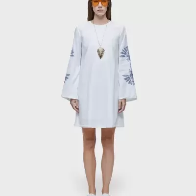 Vestido branco curto de mangas largas com padrão azul