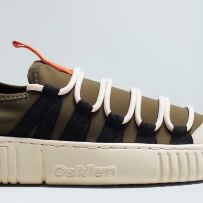 Ténis verde-oliva com cordões brancos e sola bege com marca Osklen