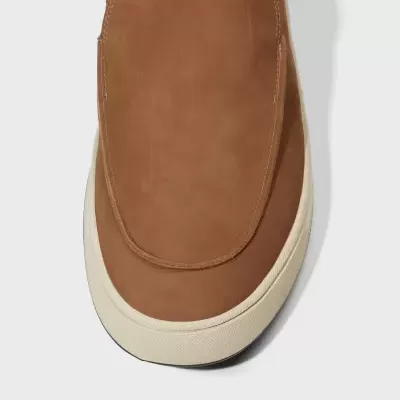 Sapato casual tipo mocassim castanho com sola branca e costura visível