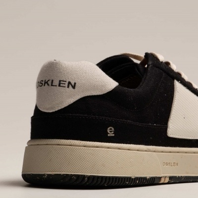 Ténis preto e branco com sola branca e marca OSKLEN