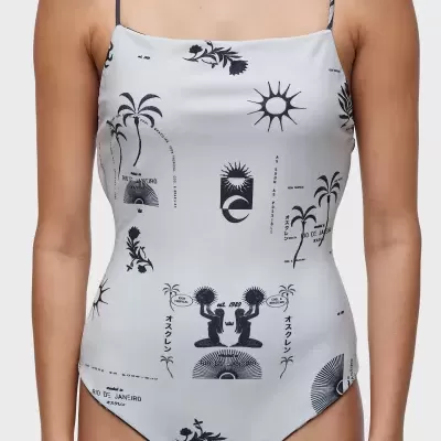 Fato de banho branco com estampados pretos de palmeiras, sol e figuras humanas