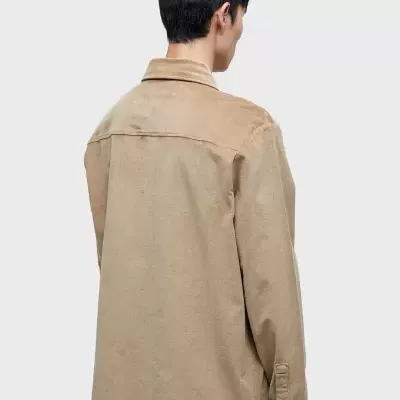 Casaco bege claro para homem visto de costas