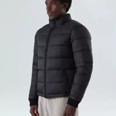 Casaco acolchoado preto masculino com fecho e bolsos laterais, modelo de pé
