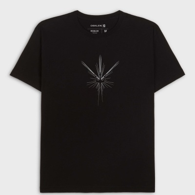 T-shirt preta com estampagem prateada abstrata no centro