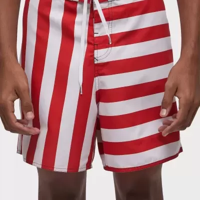 Calções de banho vermelhos e brancos com riscas e cordão na cintura.