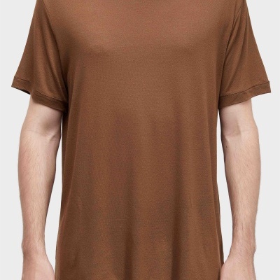 T-shirt castanha de manga curta com gola redonda em fundo branco