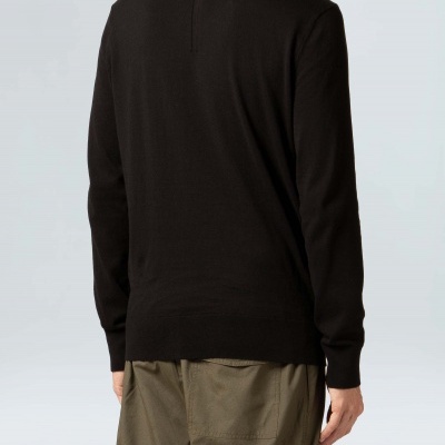 Camisola preta de manga comprida vista de costas