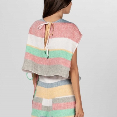 Conjunto de túnica e calças largas com riscas coloridas e laço na túnica, visto de costas.