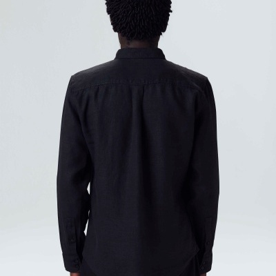 Camisa preta de manga comprida vista por trás
