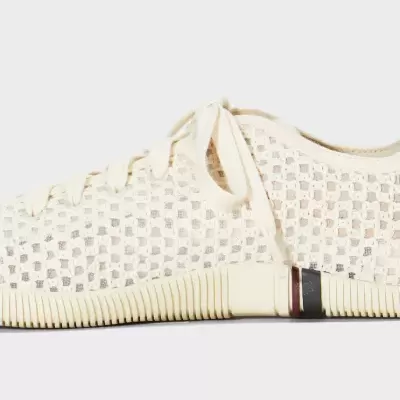 Tênis branco de malha com atacadores e sola de borracha texturizada