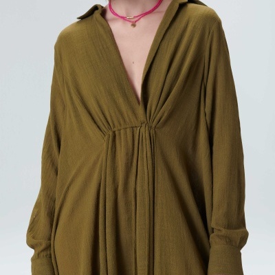 Vista frontal de vestido verde-oliva com mangas compridas e franzido no peito