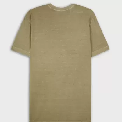 T-shirt bege de manga curta com gola redonda sobre fundo cinzento