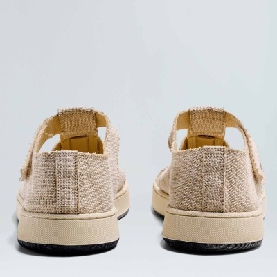 Sandálias bege em tecido com sola preta e creme vistas de trás