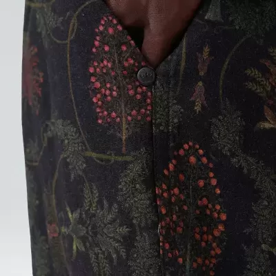Peça de roupa com padrão floral escuro, botão preto MHL e forro castanho