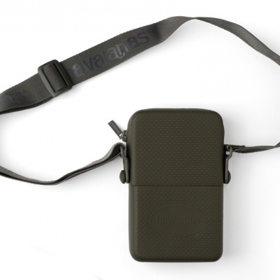 Bolsa pequena preta com alça ajustável preta com texto EVA AIRLINES