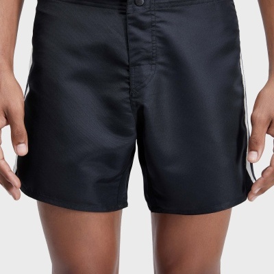 Calções de banho pretos com faixa branca nas laterais