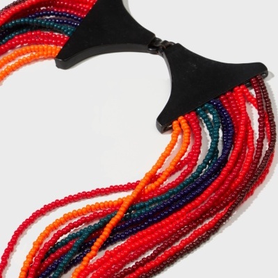 Colar de contas coloridas com fecho preto