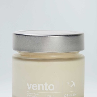 Vela aromática em jarra de vidro fosco creme com tampa metálica prateada e texto branco