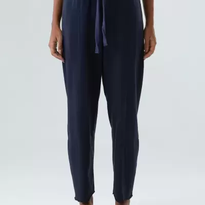 Calças compridas azuis com cordão de cintura e tecido liso