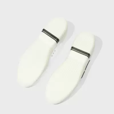 Solas de sapatos brancas com tiras pretas