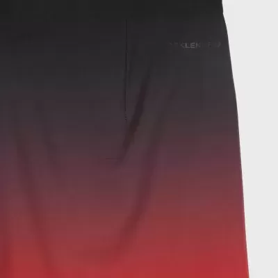 Detalhe de peça de roupa com gradiente preto para vermelho e texto Calvin Klein Pro