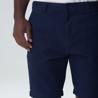 Calções azuis escuros em tecido liso com bolsos e botão na cintura