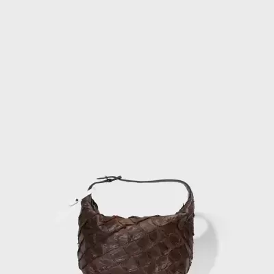 Bolsa de mão castanha com textura de escamas e alça preta.