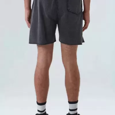 Calções cinzento escuro com bolso traseiro usados por modelo de costas