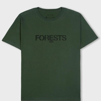 T-shirt verde escura com a palavra FORESTS estampada a preto no peito