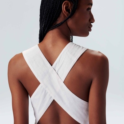 Top feminino branco com alças cruzadas nas costas e tecido algodão