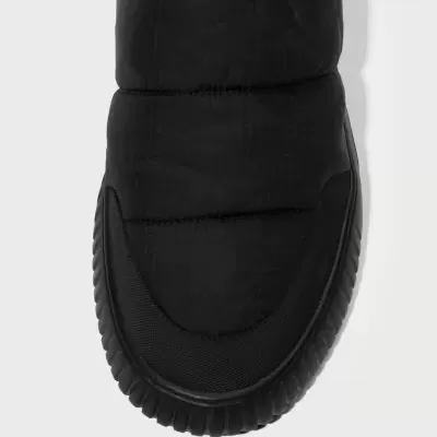 Ténis desportivo preto com acolchoamento e solado de borracha