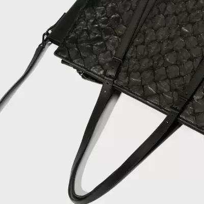 Mala preta com textura de pele entrelaçada e alças finas