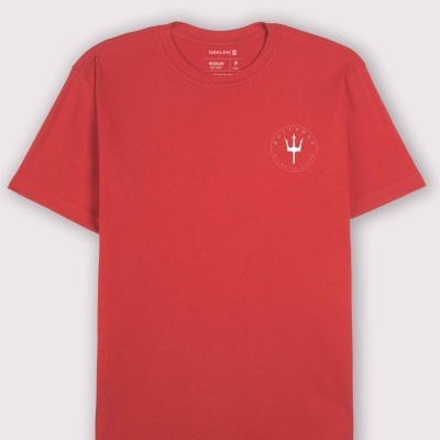 T-shirt vermelha com símbolo branco de tridente e texto circular