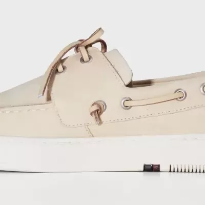 Sapato mocassim bege de couro com sola branca e cadarço castanho