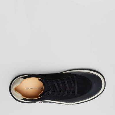 Ténis preto com sola branca visto de cima