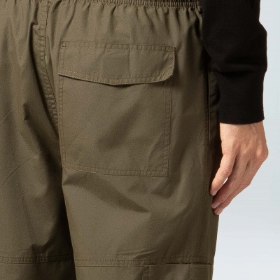 Calções verde militar com bolso de aba e cós elástico