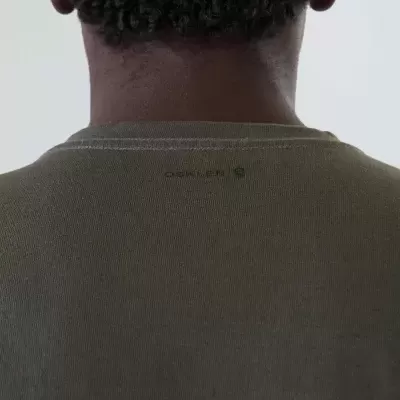 T-shirt verde-oliva com texto OCEAN na gola vista de trás.