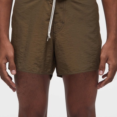 Calções de banho castanhos com cordão branco e fecho simples