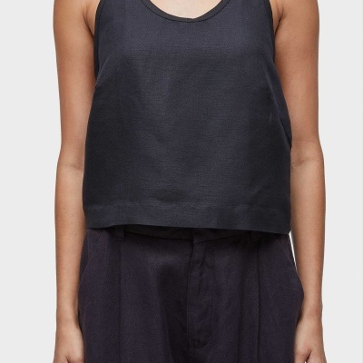 Top preto feminino sem mangas com calças pretas