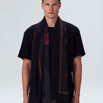 Homem com t-shirt preta e lenço floral preto