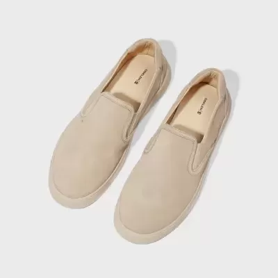 Sapatos slip-on bege da marca OSKLEN