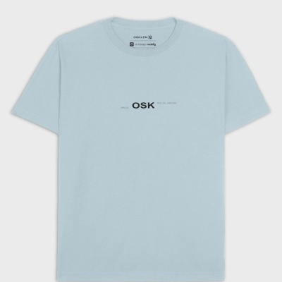 T-shirt azul clara com estampa preta e gola redonda
