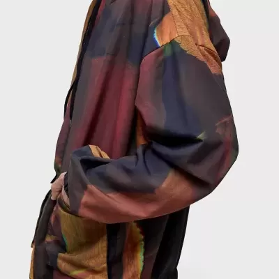 Casaco com capuz em tons castanho, azul e vermelho, com bolso e punhos elásticos