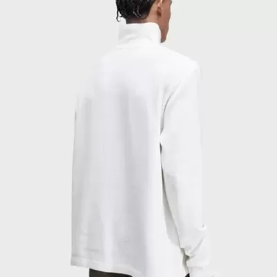 Camisola branca com gola alta vista de costas