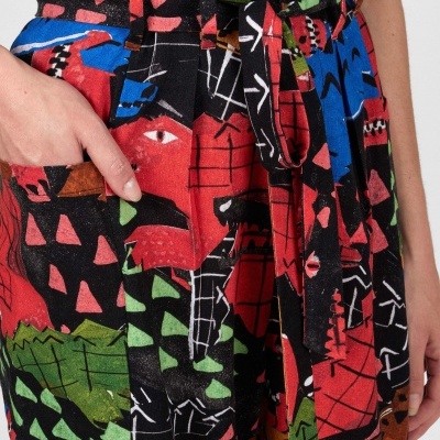 Calças com padrão abstrato colorido e cinto no tecido